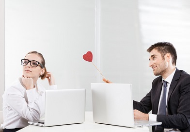 Tips Menjalin Hubungan Asmara dengan Teman Sekantor